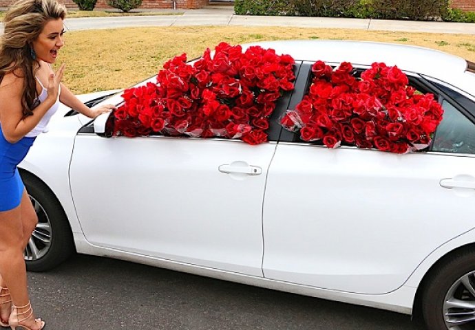 Stavio je 1000 ruža djevojci u auto a unutra je još jedan poklon mnogo vrijedniji (VIDEO)