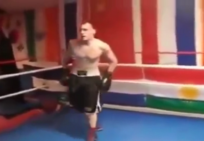 Prozivao ga je po internetu a u ringu je dobio batine kao malo dijete (VIDEO)