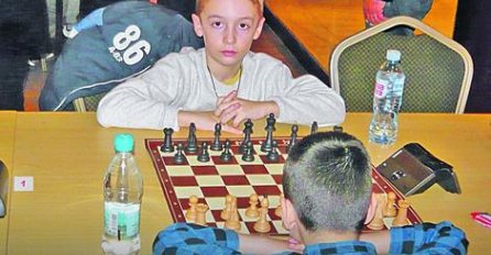 GENIJALAC NA 64 POLJA: Osmogodišnj dječak "razbija" u šahu i odrasle (FOTO)