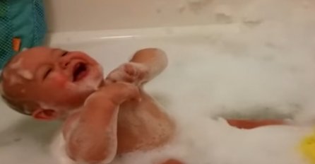 Tata kupao bebu, a kada je uradio ovo nije se prestala smijati (VIDEO)