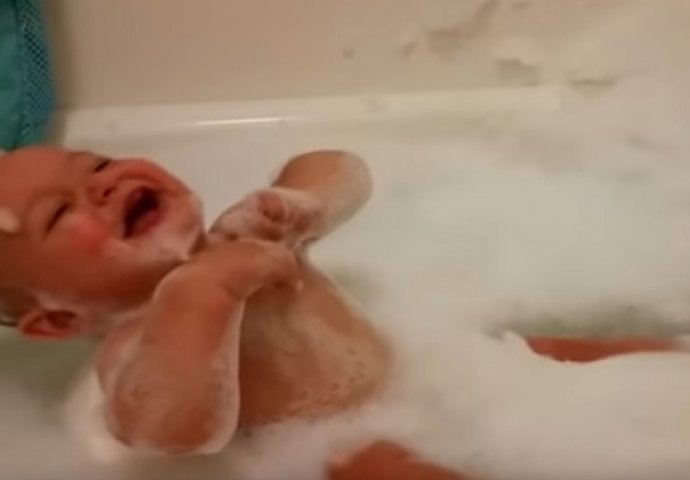 Tata kupao bebu, a kada je uradio ovo nije se prestala smijati (VIDEO)