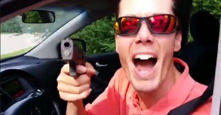 Nakon svađe potegao je pištolj na vozača motora, nije imao pojma da je bajker luđak nad luđacima (VIDEO)