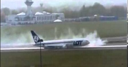 Prije slijetanja otkazali su točkovi na avionu, pogledajte kako se prizemljio i spasio živote putnika (VIDEO)