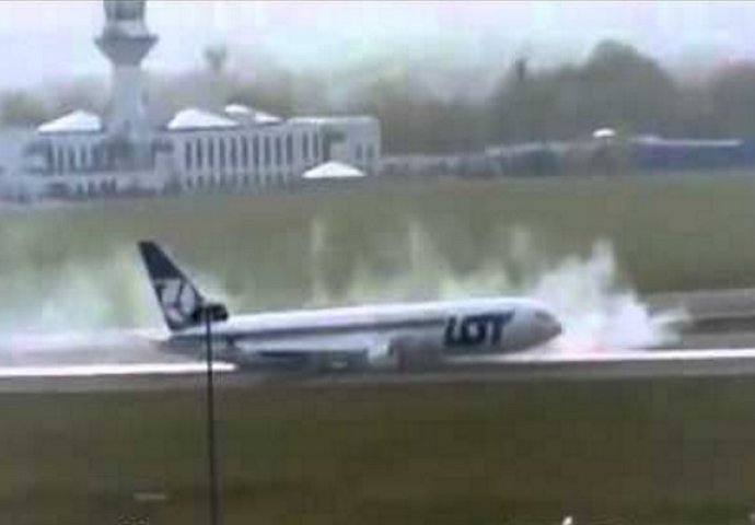 Prije slijetanja otkazali su točkovi na avionu, pogledajte kako se prizemljio i spasio živote putnika (VIDEO)