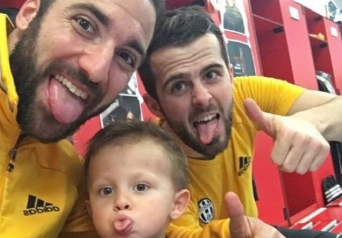 Higuain i Pjanić se fotografisali sa Edinom i poslali poruku svim Bosancima i Hercegovcima 