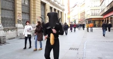 ŠTA UMJETNIK ŽELI REĆI Stavio ruksak na glavu i hljeb na pojas i trčao centrom Sarajeva (VIDEO)