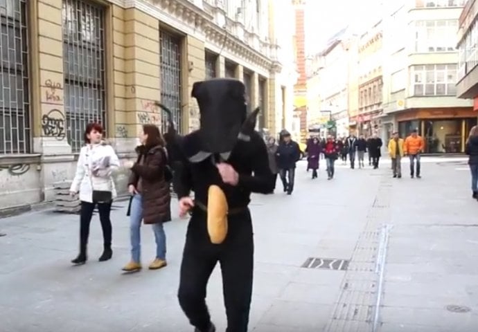 ŠTA UMJETNIK ŽELI REĆI Stavio ruksak na glavu i hljeb na pojas i trčao centrom Sarajeva (VIDEO)