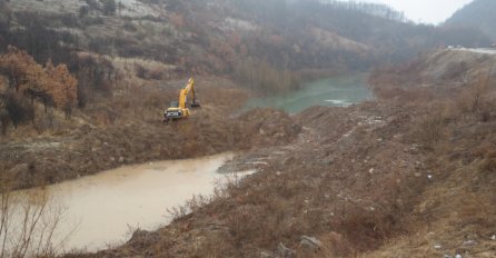 KATASTROFA U NAJAVI Kod Kaknja klizište pregradilo rijeku i napravilo jezero dugo dva kilometra, radnici rudnika u utrci s vremenom!