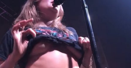 Publika u transu: Poznata pjevačica pokazala gole grudi na koncertu! (VIDEO +18)