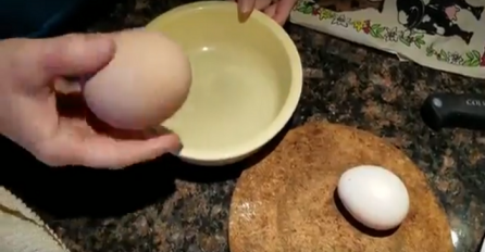 Našla je ogromno jaje u kokošinjcu: Kada ga je napokon razbila, svi ukućani su ostali bez teksta (VIDEO)