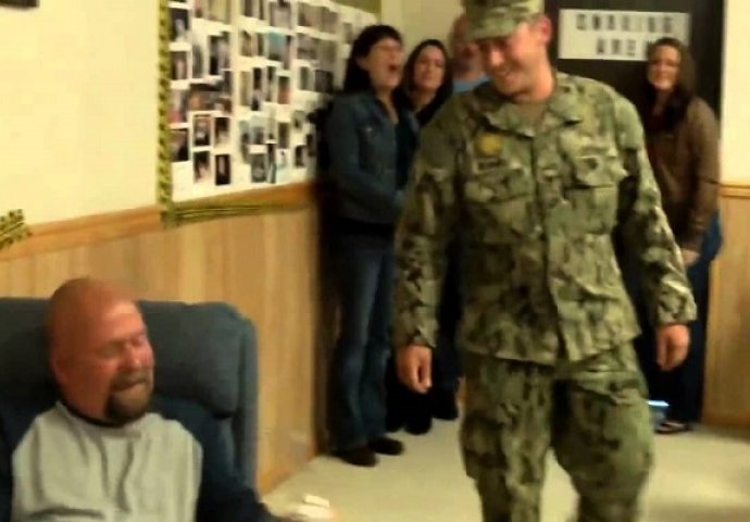 Tata je ostao u suzama kad mu je sin vojnik poslao rođendansku poruku, a onda je ušao na vrata (VIDEO)
