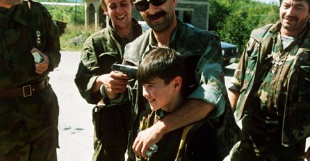 Komandat drži pištolj uperen u glavu svom sinu: Fotografija koja prikazuje užase rata u BiH