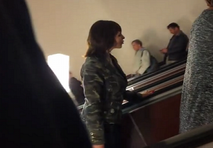 Krišom je snimao ženu na pokretnim stepenicama, a ono što je uradila u tom trenutku obišlo je cijeli svijet (VIDEO)