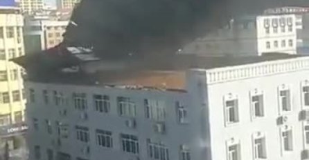 Snimljen dramatičan trenutak: Vjetar otpuhao krov sa zgrade! (VIDEO)