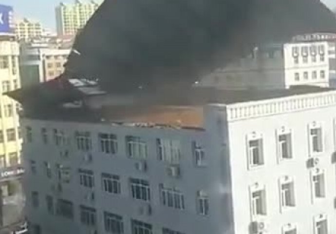 Snimljen dramatičan trenutak: Vjetar otpuhao krov sa zgrade! (VIDEO)