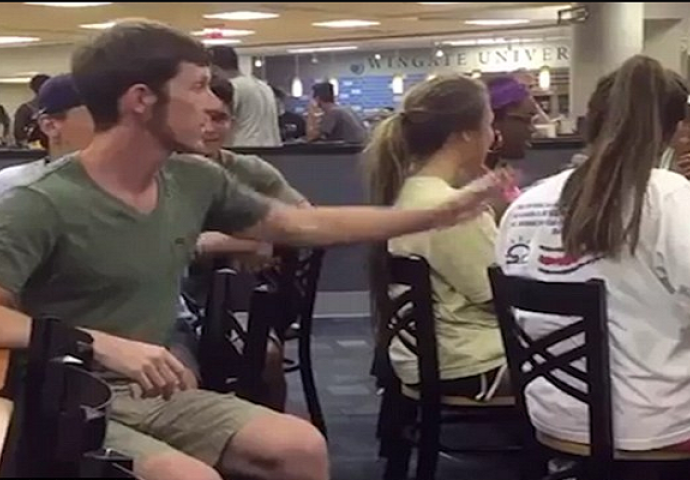 Povukao je crnkinju za rep i iščupao joj dio kose: Kada vidite šta mu je uradila, zanijemit ćete (VIDEO)