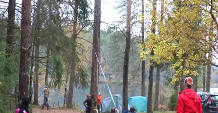 Uzeo je sjekiru i počeo da siječe veliko drvo: Kada vidite šta će uslijediti na 0:20, past ćete sa stolice (VIDEO)