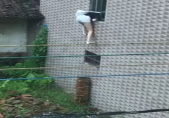 Snimao je komšinicu kako kroz prozor ulazi u kuću, dobro pogledajte šta će se desiti na 0:30 (VIDEO)