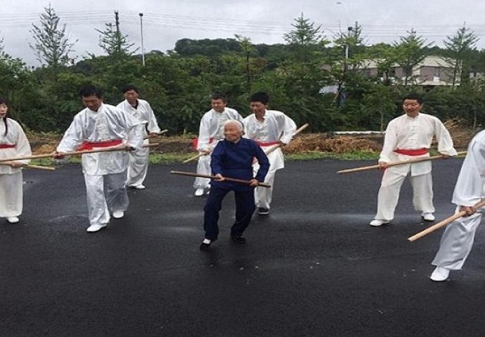 Kung-fu baka: Vitalna i u 93. godini, a sada je postala i hit na internetu (VIDEO)