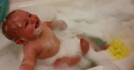 Tata je kupao svoju bebu a onda proizveo smijeh koji bi otopio i kameno srce  (VIDEO)