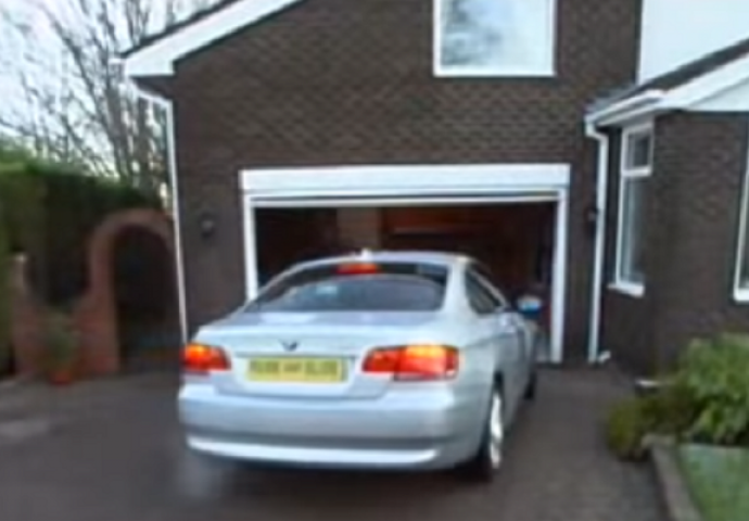 Genijalno rješenje za garažu: Pogledajte kako su stala dva automobila u ovoj maloj garaži (VIDEO)