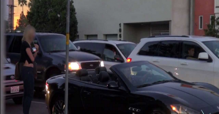 Sponzoruša pala na skup automobil a on je izbacio napolje (VIDEO)