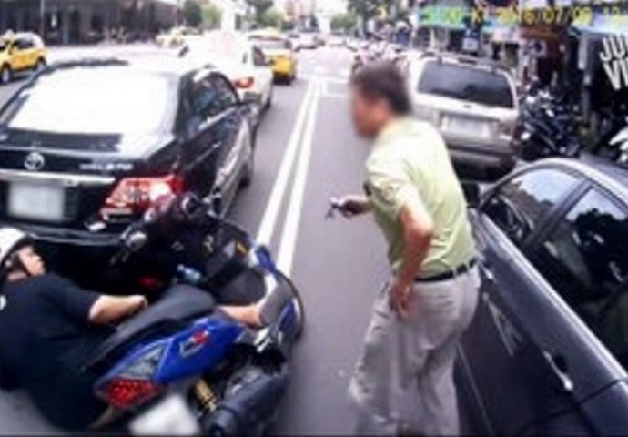 Udario je vozača skutera vratima svog automobila i izašao da mu pomogne, bolje da nije (VIDEO)