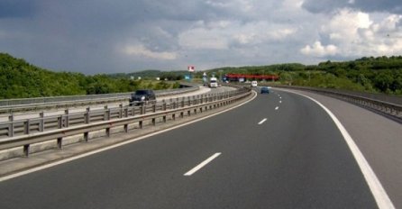 U većem dijelu BiH saobraća se po suhom i mjestimično vlažnom kolovozu, uz pojačan promet vozila u gradskim centrima