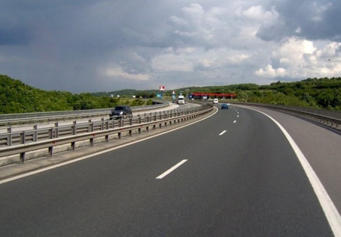 U većem dijelu BiH saobraća se po suhom i mjestimično vlažnom kolovozu, uz pojačan promet vozila u gradskim centrima