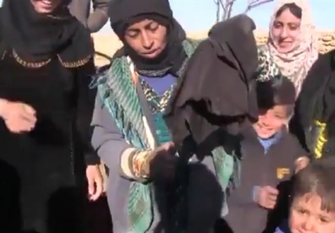  Žene u Siriji slave oslobođenje: Skinule burke s lica i zapalile ih (VIDEO)