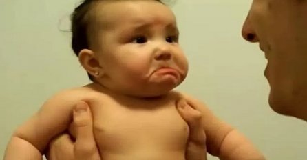 Beba se plaši tatinog smijeha (VIDEO)