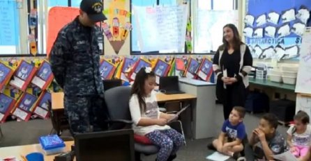 Čitala je pismo koje je napisala za svog tatu vojnika, ali nije imala pojma ko je iza njenih leđa (VIDEO)
