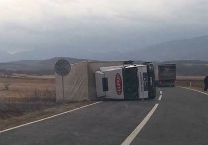VOZAČI OPREZ: Snažan vjetar prevrnuo kamion na putu Bihać-Bosanski Petrovac
