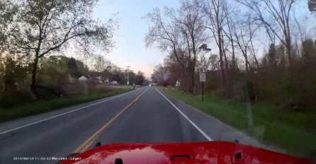 Vozio se cestom sasvim normalnom brzinom, ono što mu se dogodilo na 0:05 pamtit će dok je živ (VIDEO)