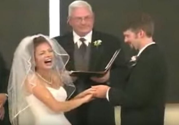 Bila je to sasvim normalna svadba, a onda je mlada uradila nešto što će njen budući muž dugo pamtiti (VIDEO)