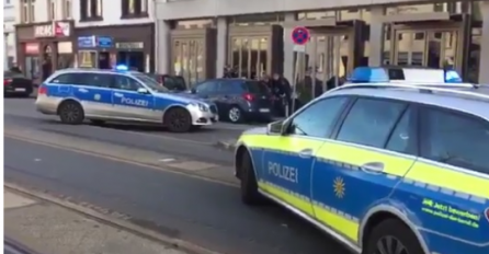 Osvanula amaterska snimka obračuna s napadačem: Naoružan muškarac se autom zaletio u pješake, policija ga ubila (VIDEO)
