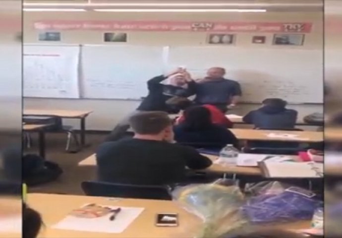 Priredili su profesoru iznenađenje i ušli u učionicu pjevajući, ono što je on uradio ostavilo ih je u šoku (VIDEO)