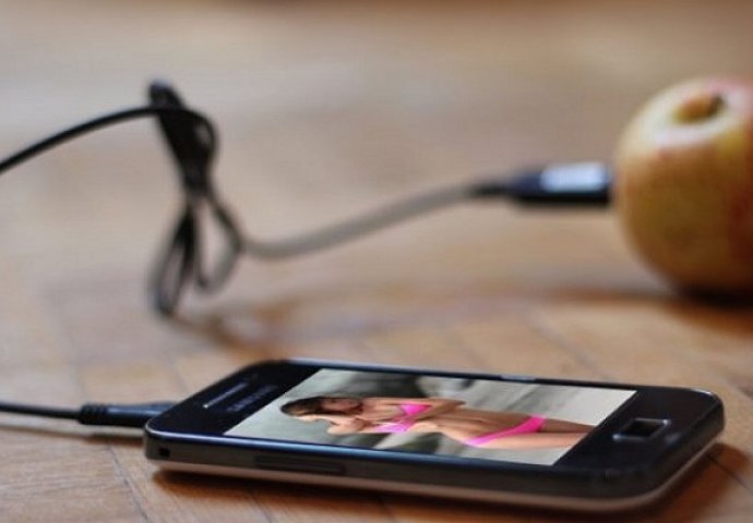 Da li ste znali da možete napuniti telefon uz pomoć jabuke? (VIDEO)