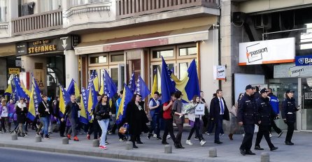 (GALERIJA) DAN NEZAVISNOSTI Tako se brani i čuva država: Osnovci prodefilirali sa zastavama BiH centrom Sarajeva!