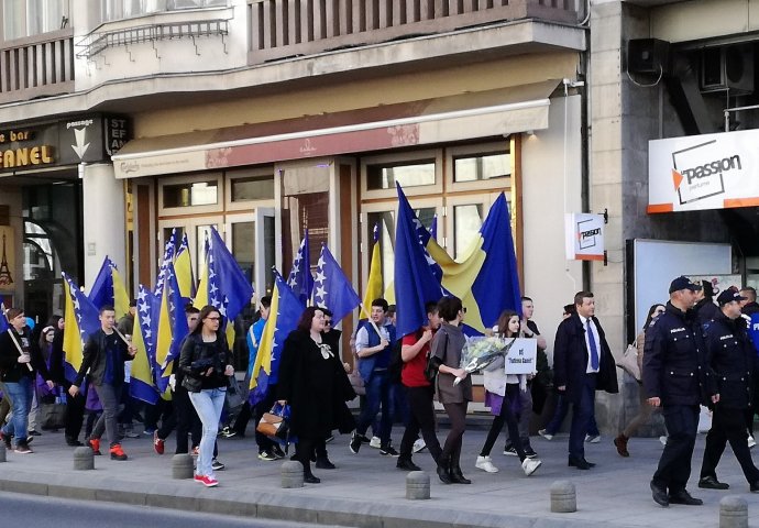 (GALERIJA) DAN NEZAVISNOSTI Tako se brani i čuva država: Osnovci prodefilirali sa zastavama BiH centrom Sarajeva!