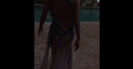 SEKSI KUĆNI VIDEO: Glumica skinula brus i haljinu, pa gola skočila u bazen! (VIDEO + 18)