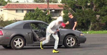Uzeo je kanister benzina i sipao po autima da ih zapali, pogledajte reakciju ljudi (VIDEO)