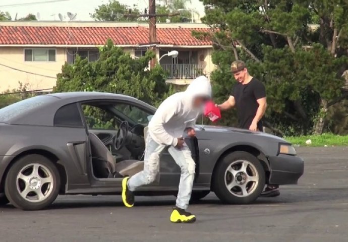 Uzeo je kanister benzina i sipao po autima da ih zapali, pogledajte reakciju ljudi (VIDEO)