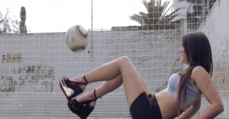 Kada vidite šta ova zgodna djevojka u štiklama radi sa loptom, oduševit ćete se! (VIDEO) 