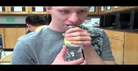 Kako je ovo uspio: Popio punu bocu vode za jednu sekundu (VIDEO)
