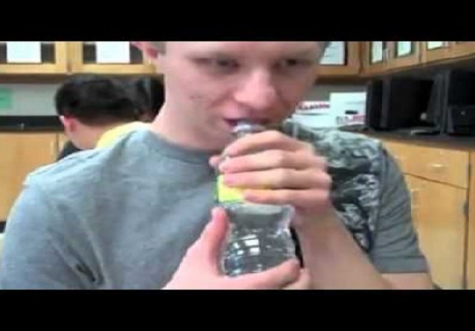 Kako je ovo uspio: Popio punu bocu vode za jednu sekundu (VIDEO)