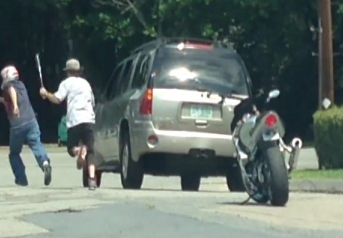 Mislio je da je opasan jer je na motoru pa napao momka, a onda je sjevnula bejzbol palica (VIDEO)