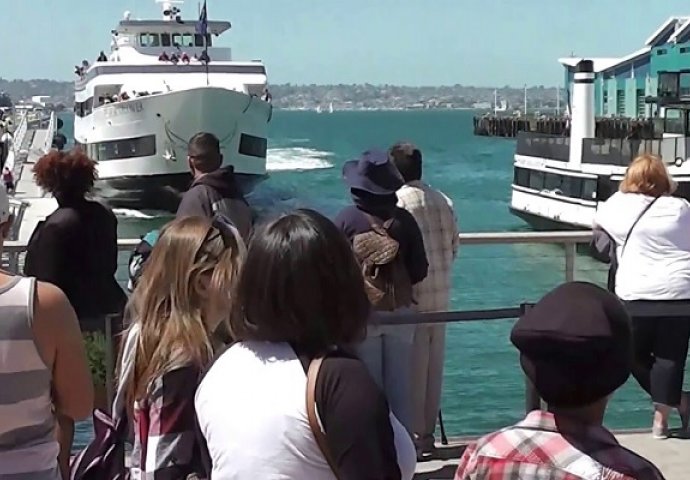 Okupljeni turisti gledali su veliki brod kako uplovljava u luku, a onda je uslijedio šok (VIDEO)