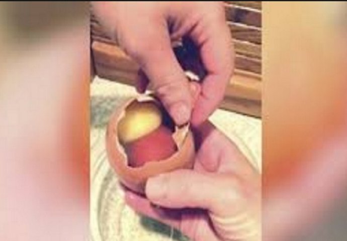 Čovjek pronašao crvenu grudvicu u jajetu: Kada ga je istresao u zdjelu i pogledao bliže, ostao je u čudu (VIDEO)