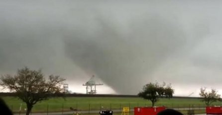 TORNADO NOSI SVE PRED SOBOM: Snažna oluja u Americi, 45 miliona stanovnika ugroženo (VIDEO)